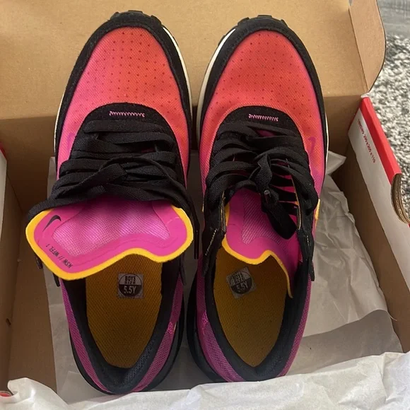 Like new Nike Waffle Trainer - Picture 3 of 4